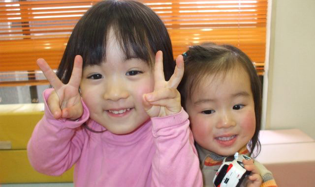 託児ルームで遊ぶ子どもたちのイメージ