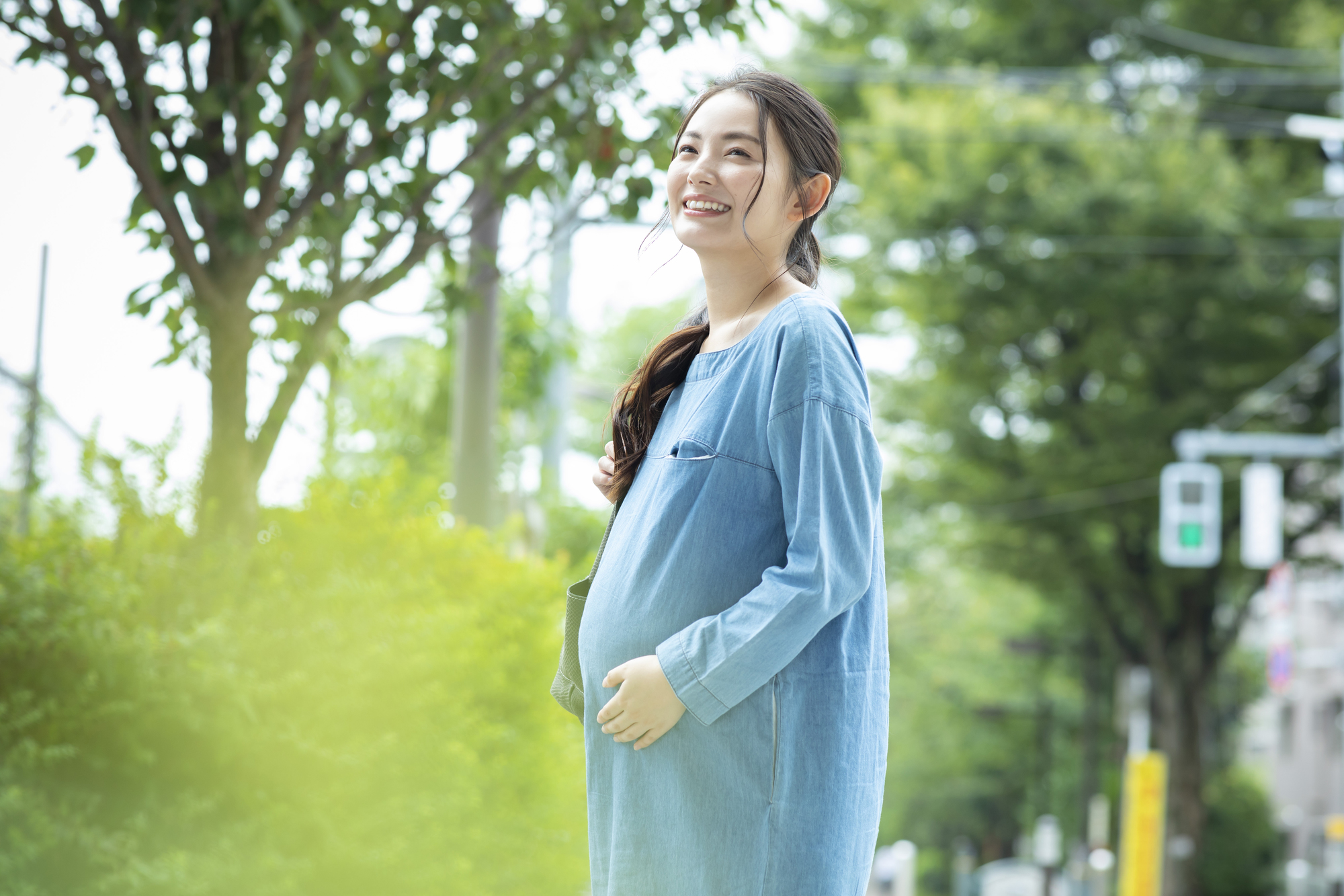 散歩をする妊婦さんの写真